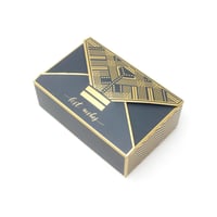 علبة هدايا فاخرة بتصميم ظرف