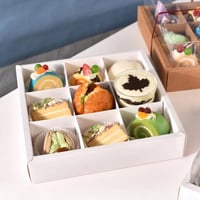 علب كيك وحلويات مقسم بلون ابيض