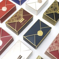 علبة هدايا فاخرة بتصميم ظرف