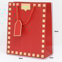 أكياس هدايا مزخرفة بإطار ذهبي