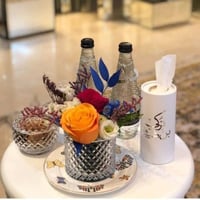 علب مناديل اسطوانية بعده الوان