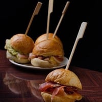 أعواد خشبية