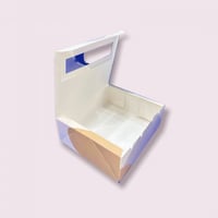 علب ورقية بغطاء متصل ملون