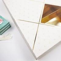 علب حلويات ورقية مقسمة بلون ذهبي