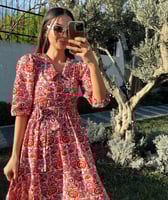 فستان صيفي روزان بأزهار متناثرة وأكمام منفوخة