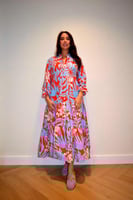 فستان كاي – نقش استوائي أزرق وأحمر