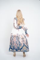 فستان طويل بنقوش عرقية فاخرة - ابيض و كحلي