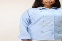 قميص سماوي مطرز بكريستالات وأحجار فخمة مصنوع من خا...