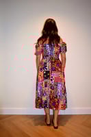 فستان ليان – تناغم الخطوط والأزهار في لوحة صيفية