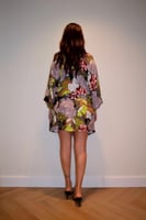 فستان أماليا – زهور خريفية بلمسة حريرية