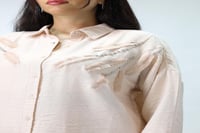 قميص بيج مطرز بكريستالات وأحجار فخمة مصنوع من خاما...