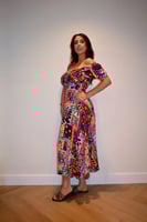 فستان ليان – تناغم الخطوط والأزهار في لوحة صيفية