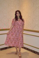 فستان صيفي روزان بأزهار متناثرة وأكمام منفوخة