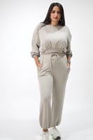 بدلة رماديه مكونة من قطعتين؛ كروب توب وبنطلون فضفا...