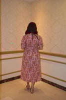 فستان صيفي روزان بأزهار متناثرة وأكمام منفوخة