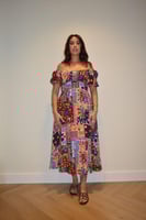 فستان ليان – تناغم الخطوط والأزهار في لوحة صيفية