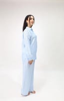 قميص مطرز سماوي بكريستالات وأحجار فخمة