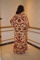 فستان صيفي مهيرة بألوان الأرض ونقشة طبيعية