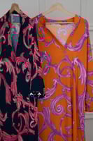 فستان ملمس قطني اسود و تموجات موف طويل 2025