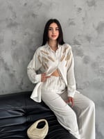 قميص بيج مطرز بكريستالات وأحجار فخمة مصنوع من خاما...