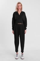 بدلة سوداء ساده مكونة من قطعتين؛ كروب توب وبنطلون...