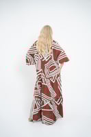 فستان ملمس قطني بالون البني و الخطوط الخضراء طويل...