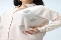 قميص مطرز بكريستالات وأحجار فخمة بيج مصنوع من خاما...