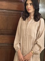 فستان عصري بملمس حريري " بيج " صناعة تركية