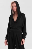 بدلة سوداء ساده مكونة من قطعتين؛ كروب توب وبنطلون...