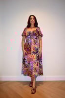 فستان ليان – تناغم الخطوط والأزهار في لوحة صيفية