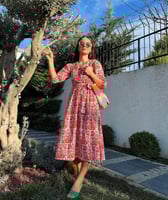 فستان صيفي روزان بأزهار متناثرة وأكمام منفوخة