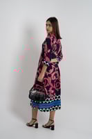 فستان ملمس قطني اسود و تموجات موف طويل 2025