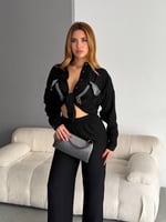 قميص مطرز بكريستالات وأحجار فخمة مصنوع من خامات عا...