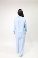 قميص ازرق مطرز بكريستالات وأحجار فخمة