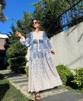 فستان ملمس قطني بتموجات زرقاء طويل