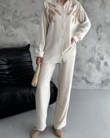 قميص بيج مطرز بكريستالات وأحجار فخمة مصنوع من خاما...