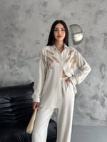 قميص بيج مطرز بكريستالات وأحجار فخمة مصنوع من خاما...