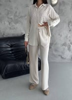 قميص مطرز بكريستالات وأحجار فخمة - " بيج " .