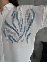 قميص ابيض مشجر مطرز بكريستالات