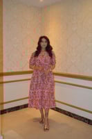 فستان صيفي روزان بأزهار متناثرة وأكمام منفوخة