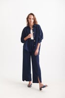 بدلة "كحلي" مكونة من قميص وبنطلون فضفاضين