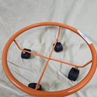 قاعدة انبوبة غاز برتقالي بكفرات معدن متين و خفيف ع...