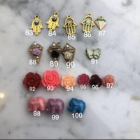 بروش مطلي ذهب بالاسم مع اختيار فصين تغيير