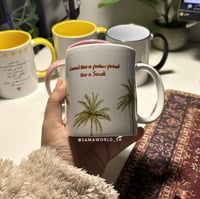 كوب النخيل مع الاسم على المقبض