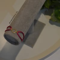 أسوارة شكل هندسي ذهبي