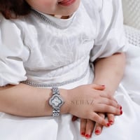 ساعة بنات فضي مينا أبيض باطار كريستال متوافرة بمقا...