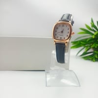 ساعة جلد اسود مينا ابيض من عمر 2 سنوات الى9 سنه