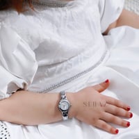 ساعة أطفال بنات فضي مينا أبيض متوفر من عمر شهر الى...