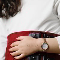 ساعة بنات دائري ذهبي ومينا ابيض من عمر3 سنوات الى...