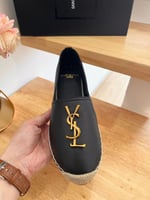 أسود